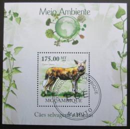 Poštovní známka Mosambik 2010 Pes hyenovitý Mi# Block 305