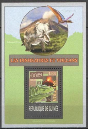 Poštovní známka Guinea 2013 Dinosauøi a sopky Mi# Block 2266 Kat 16€
