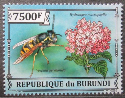 Poštovní známka Burundi 2013 Vèela a kvìtina Mi# 3292