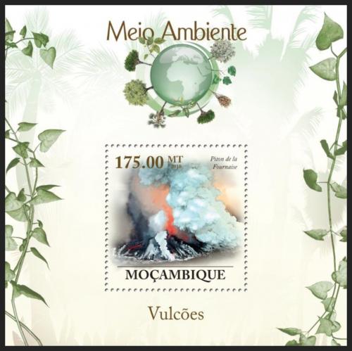 Poštovní známka Mosambik 2010 Sopka Piton de la Fournaise Mi# Block 315 Kat 10€